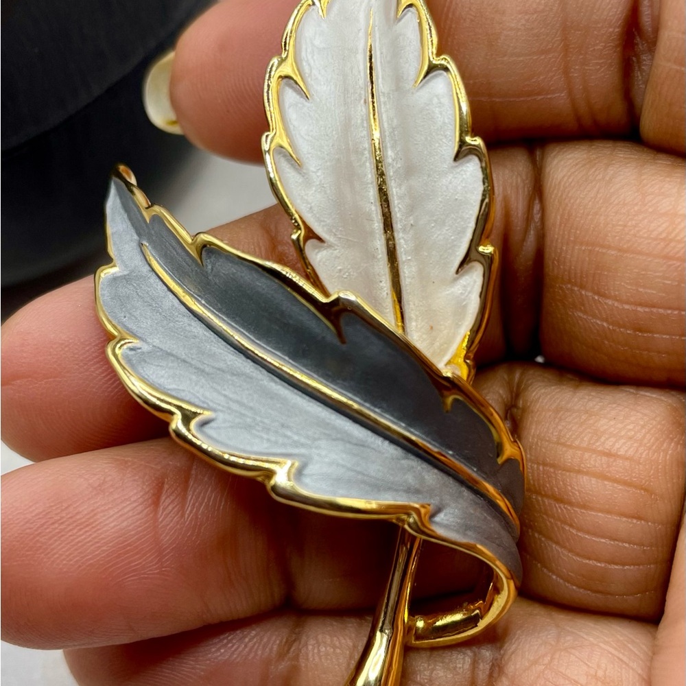 Vintage White and Gray Enamel Leaf Brooch Pin. Gold tone